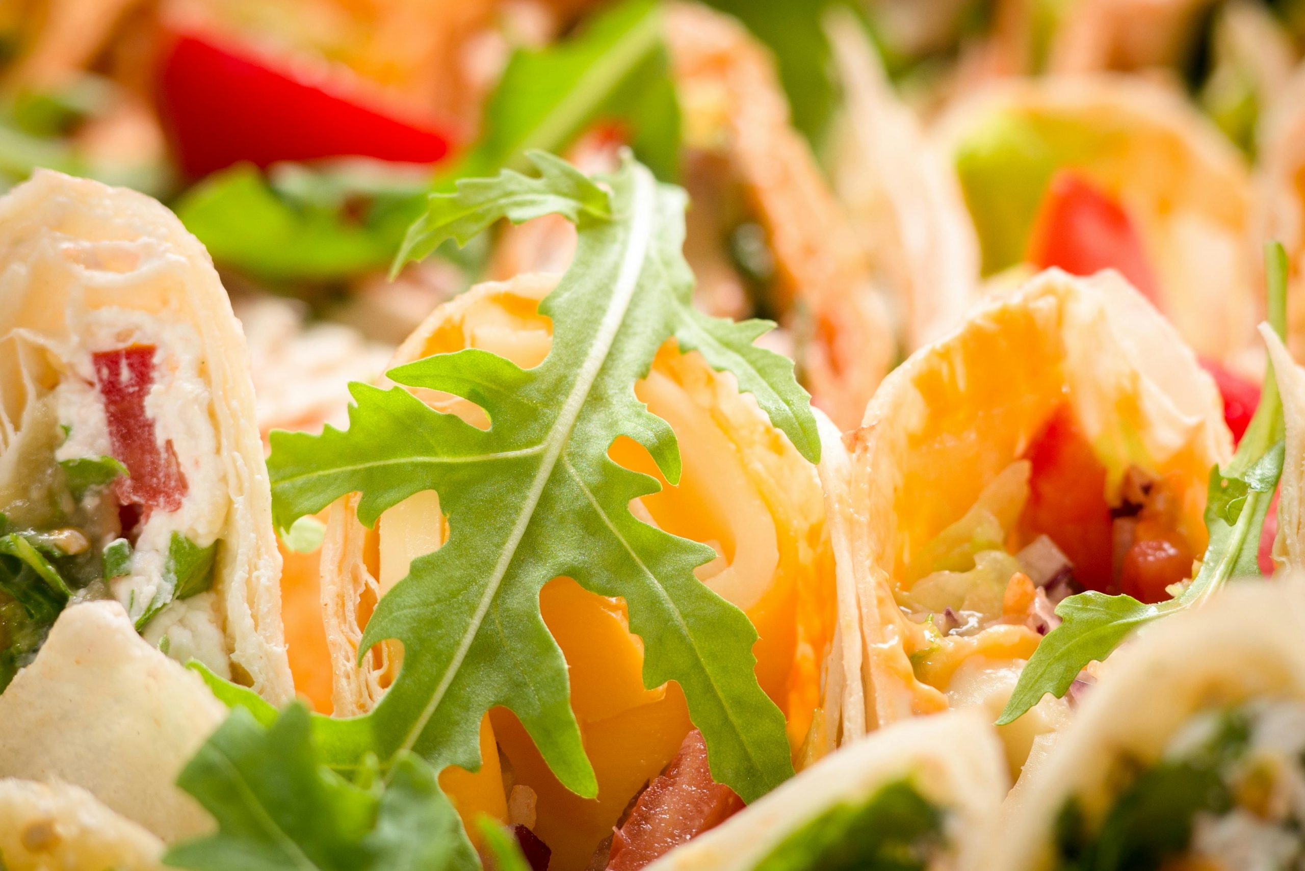 Zdjęcie do artykułu: Warzywne ruloniki, wrapy i roladki – lekkie przekąski na lato